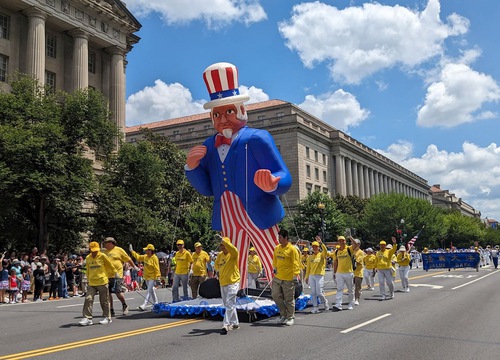 Image for article Washington DC: Kontingen Falun Dafa Dipuji oleh Para Penonton di Pawai Hari Kemerdekaan Nasional