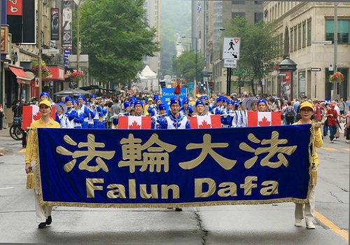 Image for article Montreal, Kanada: Praktisi Falun Dafa Disambut di Parade Hari Kanada