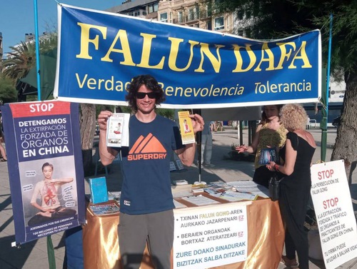 Image for article Spanyol: Publik Mempelajari Tentang Falun Dafa dan Penganiayaan yang Sedang Berlangsung Selama Acara di San Sebastian