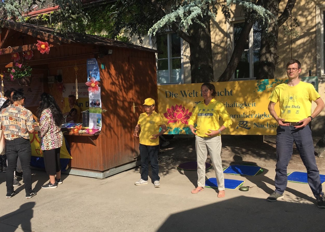 Image for article Austria: Praktisi Mengadakan Kegiatan di Berbagai Kota dan Meningkatkan Kesadaran akan Penganiayaan Praktisi Falun Gong di Tiongkok