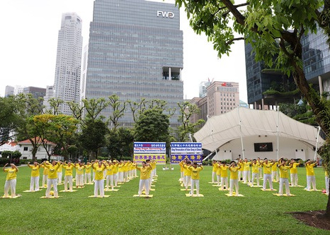 Image for article Singapura: Rapat Umum Praktisi dan Nyala Lilin Secara Damai Memprotes Penganiayaan Falun Dafa Selama 24 Tahun