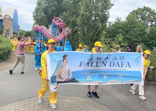Image for article Inggris: Praktisi Falun Dafa Menerima Pujian Tinggi di Pawai Karnaval Chelmsford
