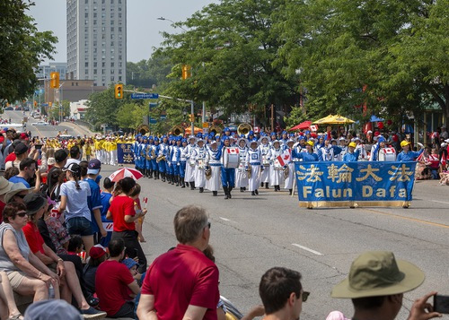 Image for article Kanada: Falun Dafa Diterima dengan Baik di Parade Hari Kanada di Mississauga