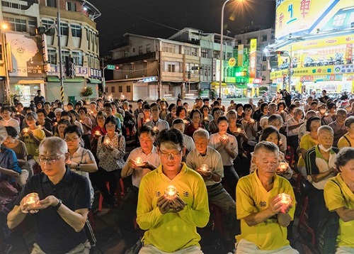 Image for article Taiwan: Nyala Lilin Mengenang Korban Penganiayaan Rezim Komunis Tiongkok