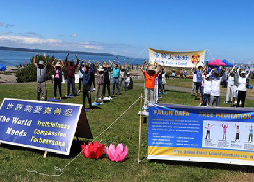 Image for article Seattle, Washington: Praktisi Memperkenalkan Falun Gong di Marina Beach Park