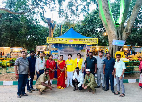 Image for article Bangalore, India: Falun Dafa Diterima dengan Baik di Pameran Bunga Lalbagh