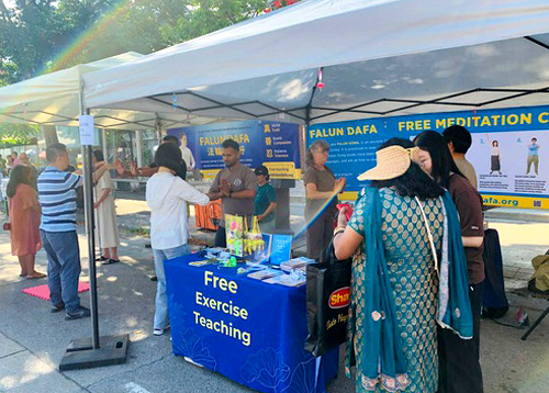 Image for article Toronto: Orang-orang Datang untuk Belajar Falun Dafa di Festival Asia Selatan