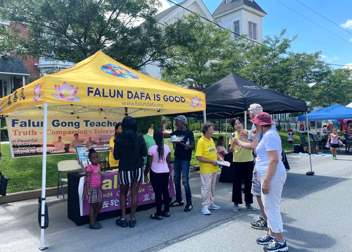 Image for article Negara Bagian New York, AS: Praktisi Falun Gong Berpartisipasi dalam Festival Monticello Bagel