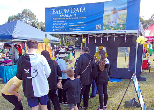 Image for article Gold Coast, Australia: Memperkenalkan Falun Dafa di Pacific Pines Winterfest