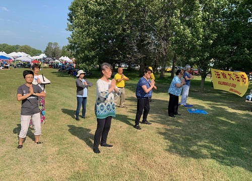 Image for article St. Louis, Missouri: Penduduk Setempat Mempelajari Falun Dafa Selama Festival Perahu Naga