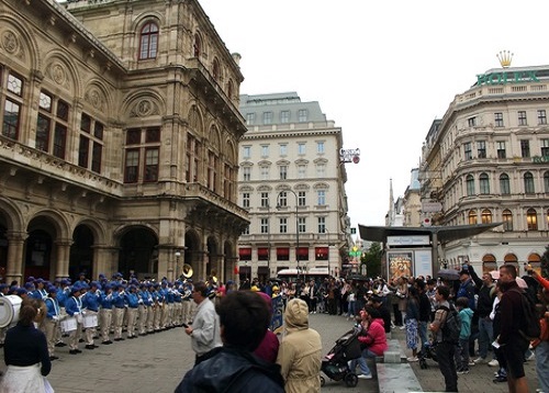 Image for article Austria: Parade dan Rapat Umum Diadakan di Wina untuk Memberitahu Orang-Orang Tentang Penganiayaan terhadap Falun Dafa