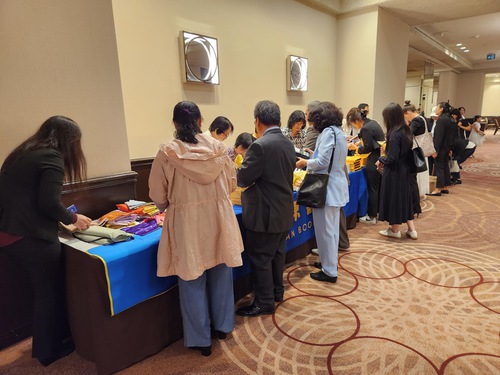 Image for article Kanada: Praktisi dari Berbagai Etnis Membeli Buku Falun Dafa di Konferensi Fa Kanada