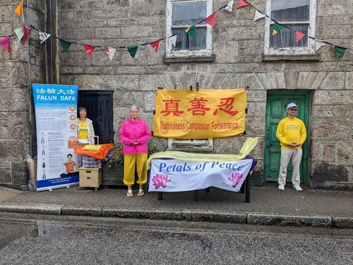 Image for article Inggris: Pawai Praktisi di Festival Komunitas untuk Menyebarkan Keindahan Falun Dafa