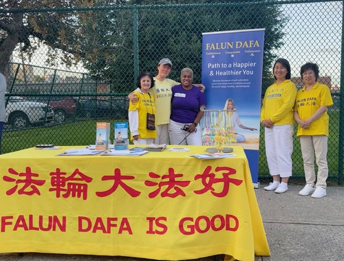 Image for article Albany, New York: Stan Falun Gong Menarik Perhatian di Acara Nasional Night Out