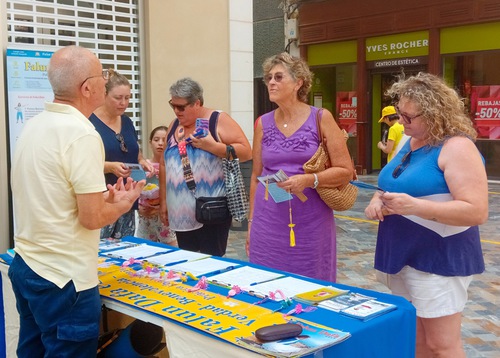 Image for article Cartagena, Spanyol: Memperkenalkan Falun Dafa kepada Penduduk Setempat dan Turis