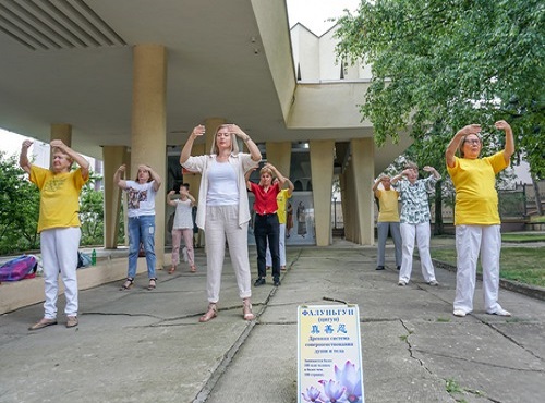 Image for article Rusia: Orang-orang Setuju dengan Prinsip Panduan Falun Dafa di Acara di Pyatigorsk