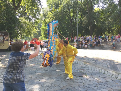 Image for article Dnipro, Ukraina: Memperkenalkan Falun Gong di Pameran Kebugaran