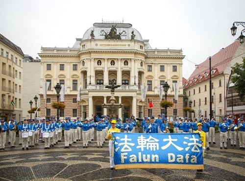 Image for article Slovakia: Pawai dan Rapat Umum Menyerukan Mengakhiri 24 Tahun Penganiayaan terhadap Falun Dafa, Pejabat Pemerintah Menyuarakan Dukungan Mereka