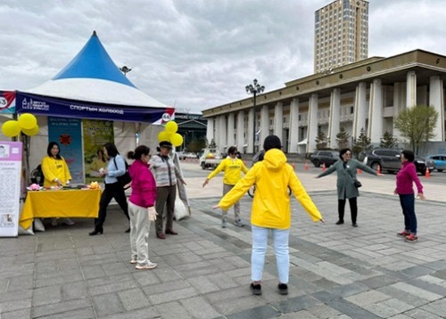 Image for article Mongolia: Praktisi Memperkenalkan Falun Dafa di Banyak Kota