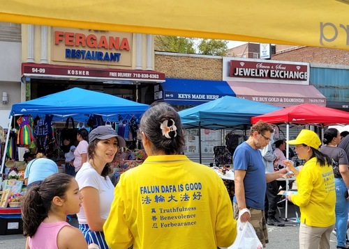 Image for article New York: Peserta Rego Park Street Fair Mencari Tahu tentang Falun Dafa