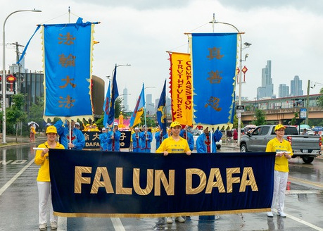 Image for article Chicago, AS: Parade di Pecinan Menyerukan untuk Mengakhiri Penganiayaan Rezim Komunis Tiongkok terhadap Falun Dafa