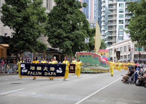 Image for article Negara Bagian Washington: Prosesi Praktisi Falun Dafa Menonjol di Pawai Obor Seafair