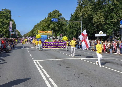 Image for article Ventspils, Latvia: Pengunjung di Festival Kota Pelajari tentang Falun Dafa