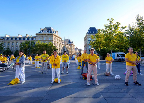 Image for article Paris, Perancis: Praktisi dari Seluruh Eropa Berbagi Keindahan Dafa di Place de la République