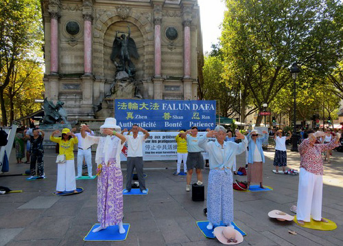 Image for article Paris, Prancis: Kegiatan Mingguan di Place Saint-Michel Mengungkap Kebrutalan Penganiayaan di Tiongkok