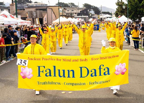 Image for article California Utara: Praktisi Falun Dafa Berpartisipasi dalam Pawai Fog Fest di Pacifica