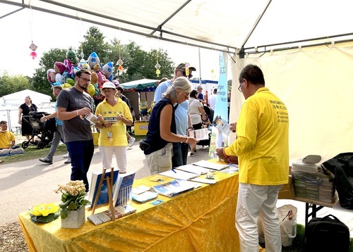 Image for article Hanau, Jerman: Orang-orang yang Memiliki Takdir Pertemuan Mengetahui Falun Dafa pada Citizen Day