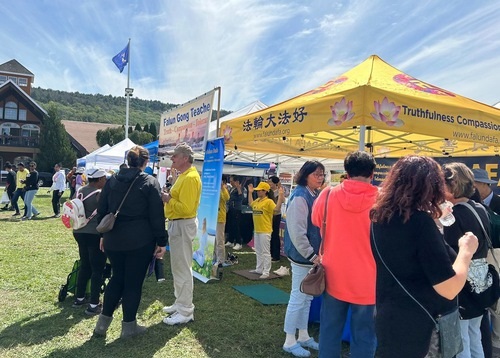 Image for article Orange County, New York: Memperkenalkan Falun Dafa di Acara Festival Bulan