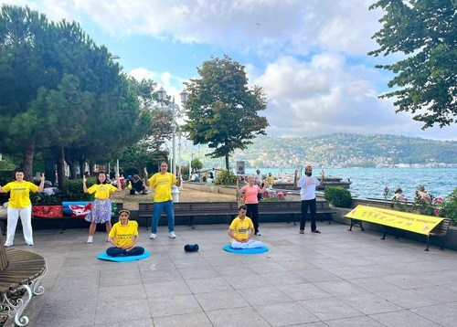 Image for article Istambul, Turki: Memperkenalkan Falun Dafa di Heydar Aliyev Park