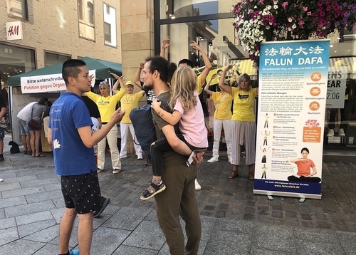 Image for article Jerman: Masyarakat di Landau Mengecam Penganiayaan PKT terhadap Falun Dafa