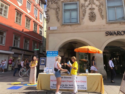 Image for article Sankt Pölten, Austria: Praktisi Falun Dafa Disambut dengan Baik di Dua Kota
