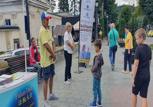 Image for article Sinaia, Romania: Memperkenalkan Falun Dafa di Tempat Wisata