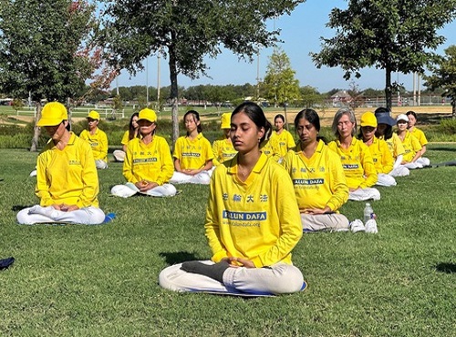 Image for article Texas: Praktisi Falun Dafa Mengucapkan Selamat Festival Pertengahan Musim Gugur kepada Guru di Kegiatan di Plano