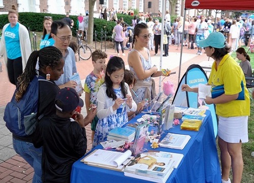 Image for article Memperkenalkan Falun Dafa pada Hari Komunitas Newark di Universitas Delaware