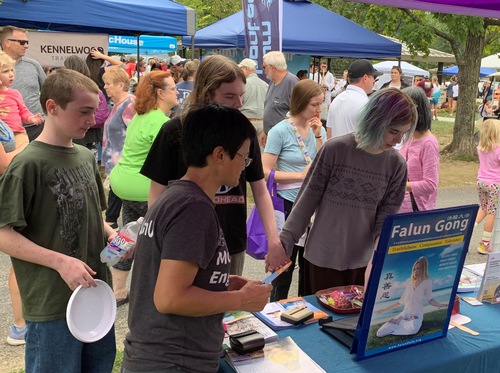 Image for article Missouri, AS: Memperkenalkan Falun Gong di Festival Greentree