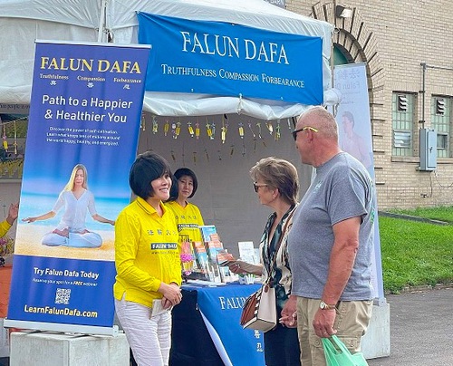 Image for article New York: Falun Dafa Diterima Dengan Baik di Pameran Negara Bagian New York