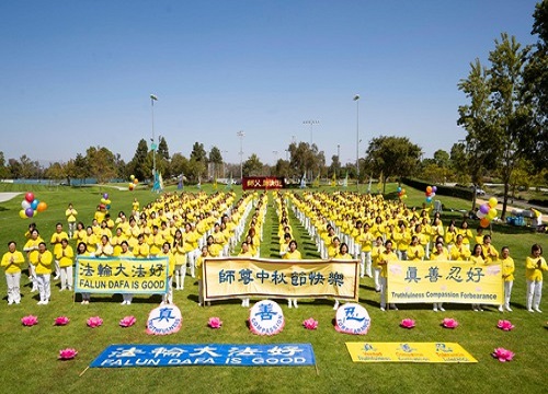 Image for article Praktisi Falun Dafa di Los Angeles Mengucapkan Selamat Festival Pertengahan Musim Gugur kepada Guru Li