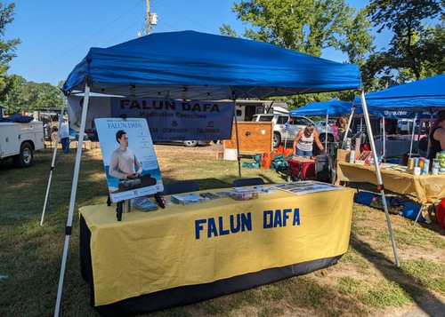 Image for article Dierks, Arkansas: Memberitahu Orang-Orang Tentang Falun Dafa di Pine Tree Festival