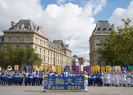 Image for article Eropa: Pejabat Pemerintah Mengungkapkan Dukungan terhadap Falun Gong di Rapat Umum Paris