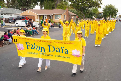Image for article Newark, California: Penonton Pawai Memuji Falun Dafa karena Membawakan Kegembiraan