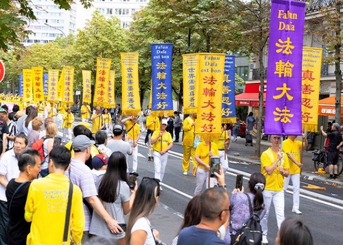 Image for article Pasangan Tionghoa Bersemangat Melihat Parade Falun Dafa di Paris