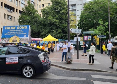 Image for article Paris, Prancis: Banyak Orang Tiongkok Memuji Falun Dafa di Acara yang Mengungkap Penganiayaan Rezim Komunis