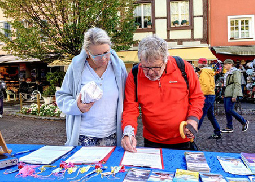 Image for article Meersburg, Jerman: Penduduk Lokal Menunjukkan Dukungan kepada Praktisi untuk Membantu Mengakhiri Penganiayaan
