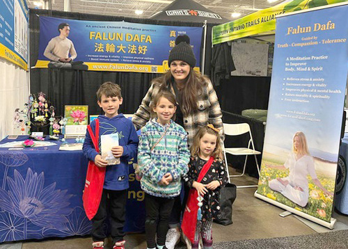 Image for article Kanada: Orang-orang Belajar Berlatih Falun Dafa di Pertunjukan Mobil Salju Internasional Toronto, ATV & Powersports