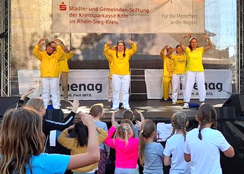 Image for article Siegburg, Jerman: Anak-anak Belajar Tentang Falun Gong di Festival Lokal