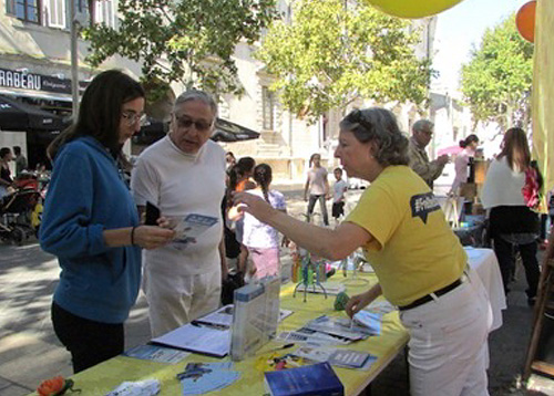 Image for article Prancis: Penduduk Kota Kecil Mempelajari Fakta Kebenaran tentang Falun Dafa di Pameran Kesehatan dan Lingkungan